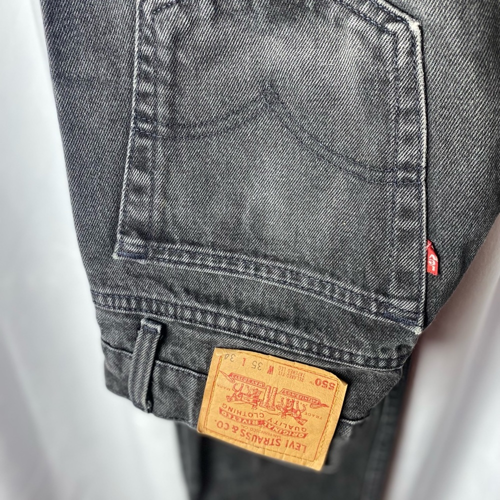 LEVI’S 550 jeans.